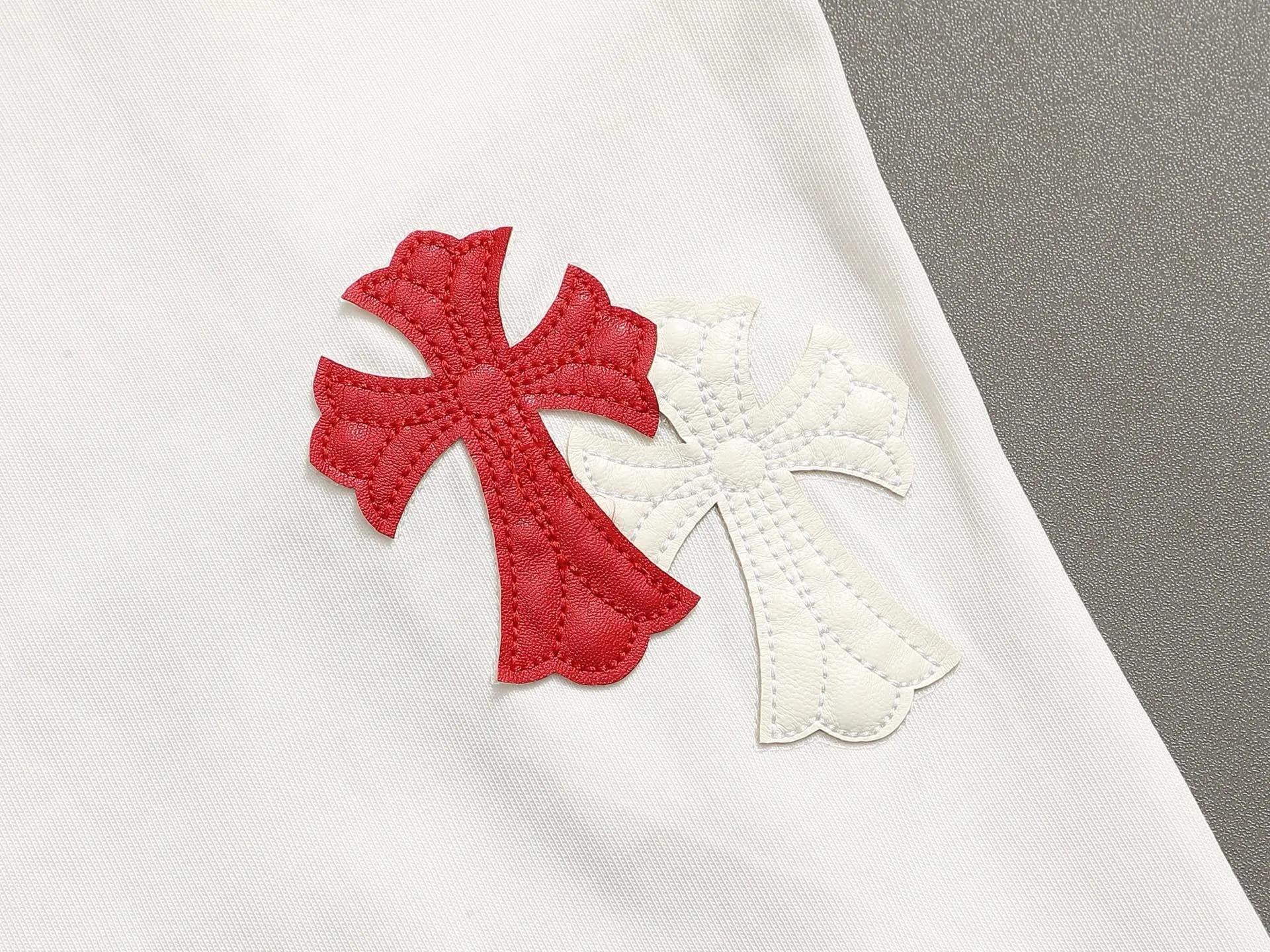 🅿️220 Chrome hearts ch Chrome hearts cross leather short-sleeved T-shirts. Large version. Loose and stylish. The difference is the low version, the slim version, the upper body and the crotch. 100% commitment: top quality, not fast food. The highest version on the market. Top quality, 320 grams. 26 custom-dyed double yarn cotton, same style for men and women, complete with three standards. Color: Black White Khaki Size: XS-L Size chart: